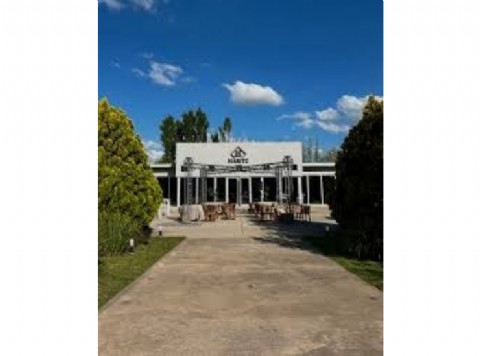 Dos médicos quedaron indefensos ante cinco delincuentes en un salón de fiestas en Brandsen