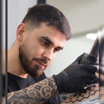 Arrancó como hobby en pandemia, y hoy es furor en La Plata por sus tatuajes geométricos y ornamentales