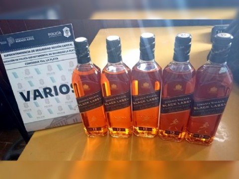Atrapan infraganti a una menor que se llevaba cinco botellas de whisky de un supermercado sin pagar