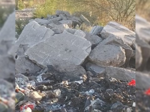 Vecina de Los Hornos denuncia que operarios de la comuna dejaron pedazos de escombros en un basural