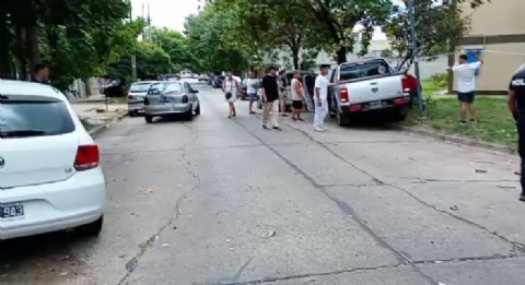 Un automovilista intentó escapar tras chocar con una moto y provocó un múltiple accidente en 30 y 59