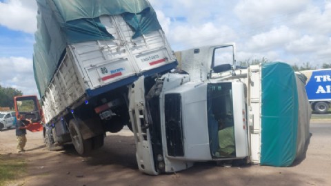 Abasto: vuelco de dos camiones en Ruta 36 y 520, a metros de una manifestación de campesinos