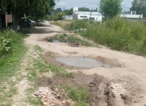 Vecinos se manifestaron por el nefasto estado de una calle
