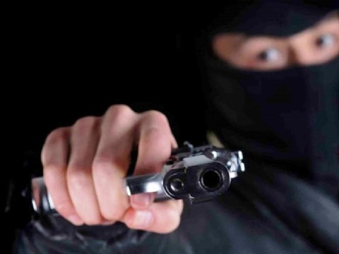 Tres delincuentes entraron a una casa en 57 entre 19 y 20, redujeron a una familia y se llevaron dólares