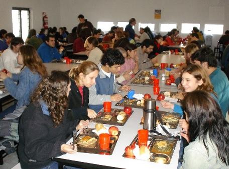 El comedor universitario recibe a estudiantes secundarios de la UNLP