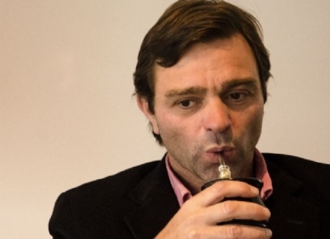 El intendente de Magdalena, entre las mesas de dinero y la moda de los sueldos simultáneos