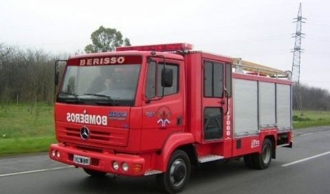 Se incendió un rodado en el interior de una cochera en Berisso