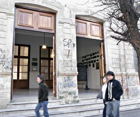 Jóvenes ingresaron al Normal 2 durante la madrugada y realizaron destrozos