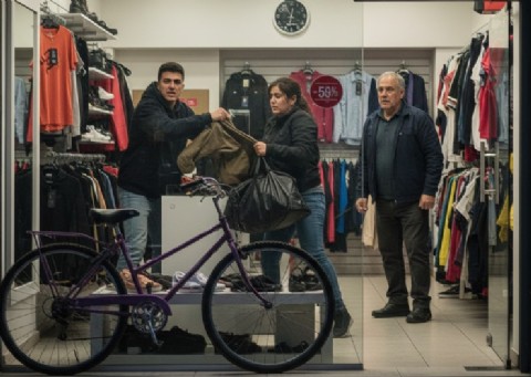 Gonnet: por robos en un supermercado y una casa de venta de ropas hubo allanamientos y hay tres aprehendidos