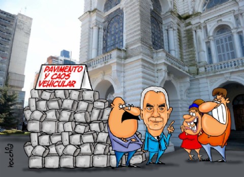 Avanza el cambio de adoquines por pavimento, con caos vehicular y críticas opositoras