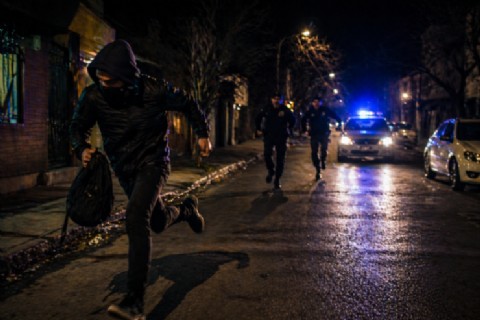 Encerró al ladrón en su propio departamento, logró escapar y fue atapado