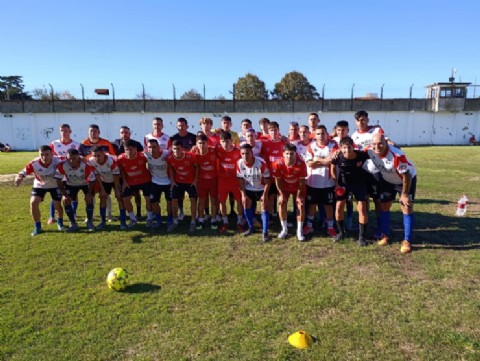 Cambaceres llevó el fútbol a la Unidad 9 en una jornada especial