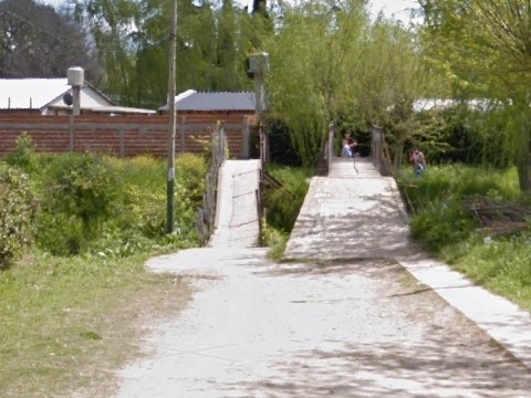 En City Bell para cruzar de un barrio al otro practican el salto en largo