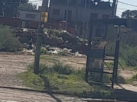 VIDEO | La desidia convirtió un terreno en un basural a cielo abierto en Ruta 11 y 96