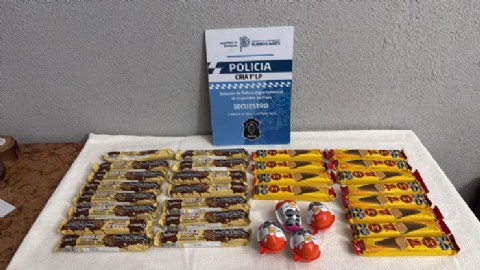 VIDEO | El angurriento muere cursiento: pidieron agua en un maxikiosco y robaron una montaña de golosinas y chocolates