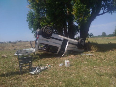 Una mujer resultó herida tras el vuelco de una camioneta en Melchor Romero