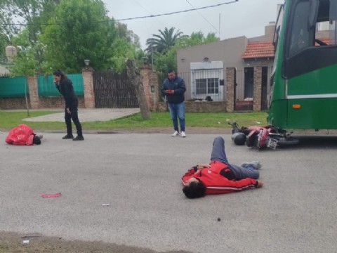 VIDEO | Accidente y sorpresa: choque de un micro contra una moto termina con secuestro de cocaína entre los heridos