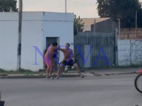 VIDEO | Violenta pelea de limpiavidrios frente al cementerio generó tensión en plena tarde