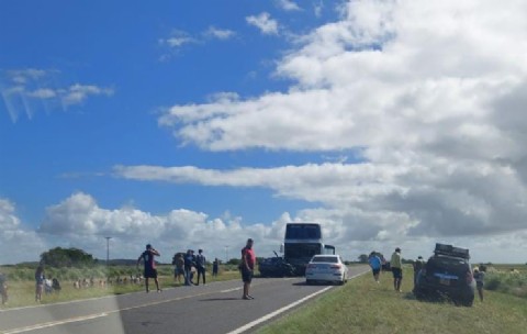 Punta Indio: una mujer y un chico murieron tras choque frontal entre un auto y un micro en Pipinas
