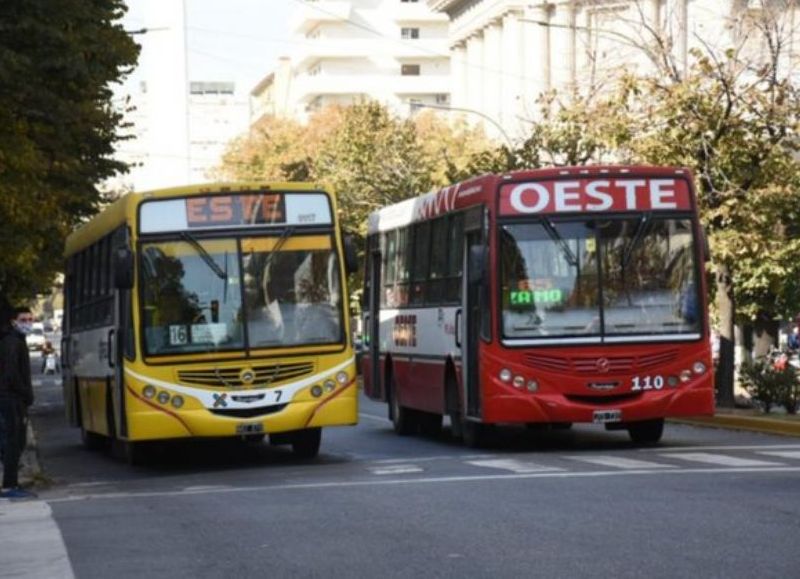 La quita de subsidios de Milei se siente los fines de semana con menos micros en circulación