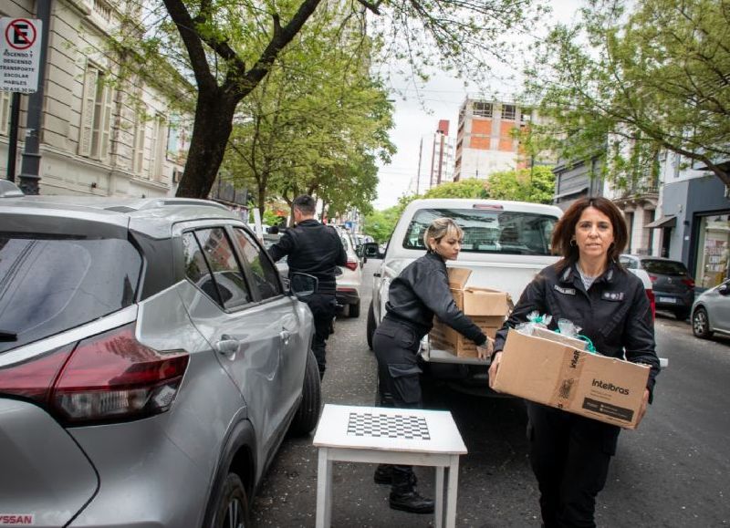 Desde una cárcel de Olmos donaron juegos didácticos, mesas, sillas y pizarrones a una escuela platense