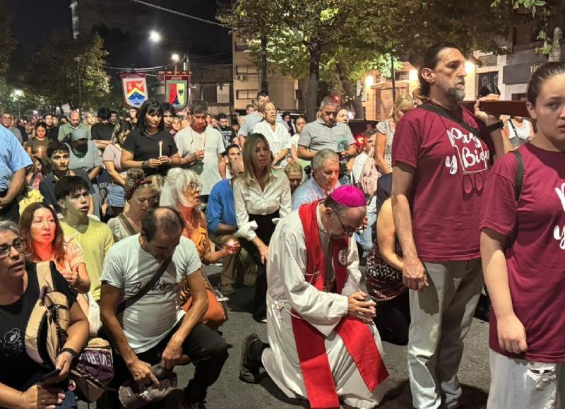 Multitudinario Viacrucis por la Paz: el arzobispo Gustavo Carrara llamó a “tender la mano al que está sufriendo”