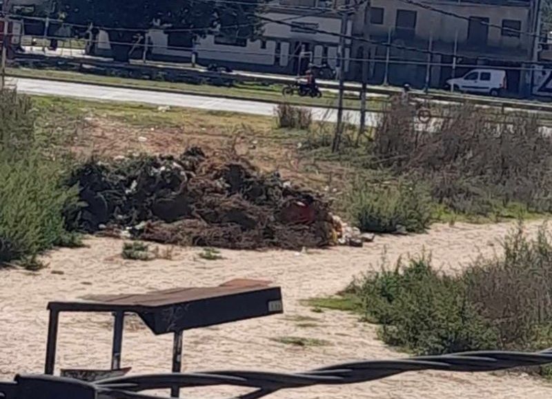 Producto de una limpieza: vecinos piden que retiren montículo de basura