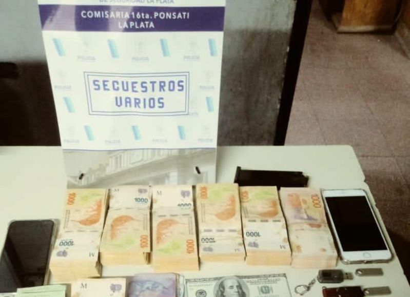 La detención del siglo: encontraron medio kilo de cocaína y casi un millón de pesos incautados