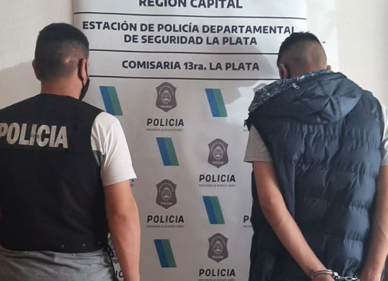 Atraparon a dos mecheros: querían llevarse dos pares de zapatillas sin pagar