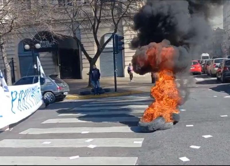 VIDEO | Corte de trabajadores municipales de UPCN: exigen a Garro reapertura de paritarias