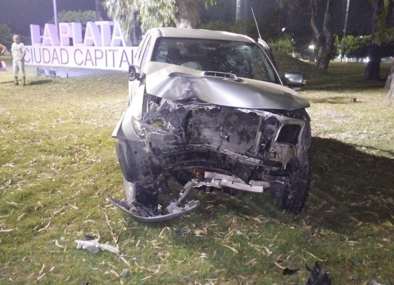 Accidente de tránsito deja un conductor herido al colisionar contra un árbol