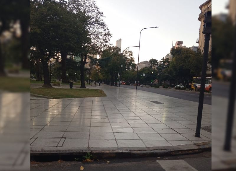 Preocupa el piso de las plazas por la falta de adherencia cuando están mojadas