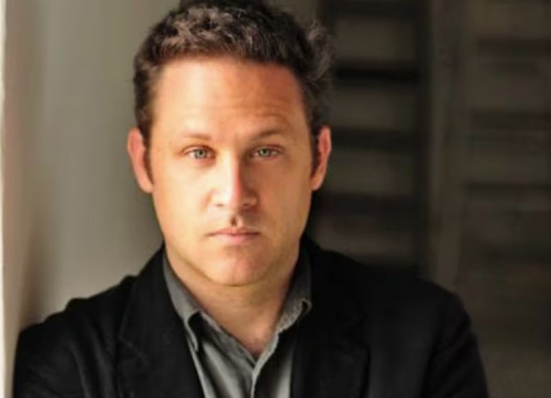 Presentan el libro "La Llorería", de Martín Sivak en la Federación de Instituciones Culturales y Deportivas