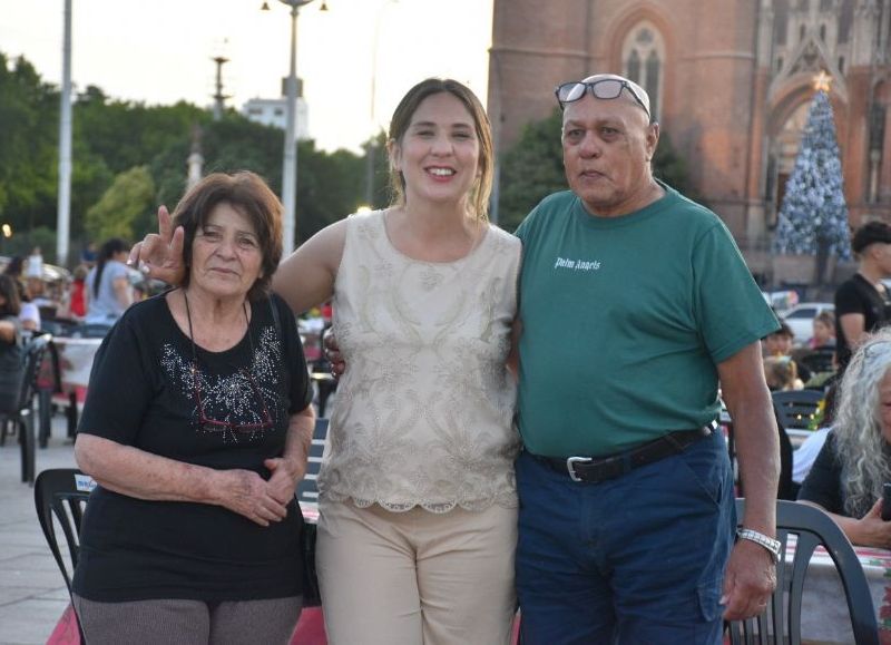 Celebraron la sexta mesa navideña para los más humildes en Plaza Moreno
