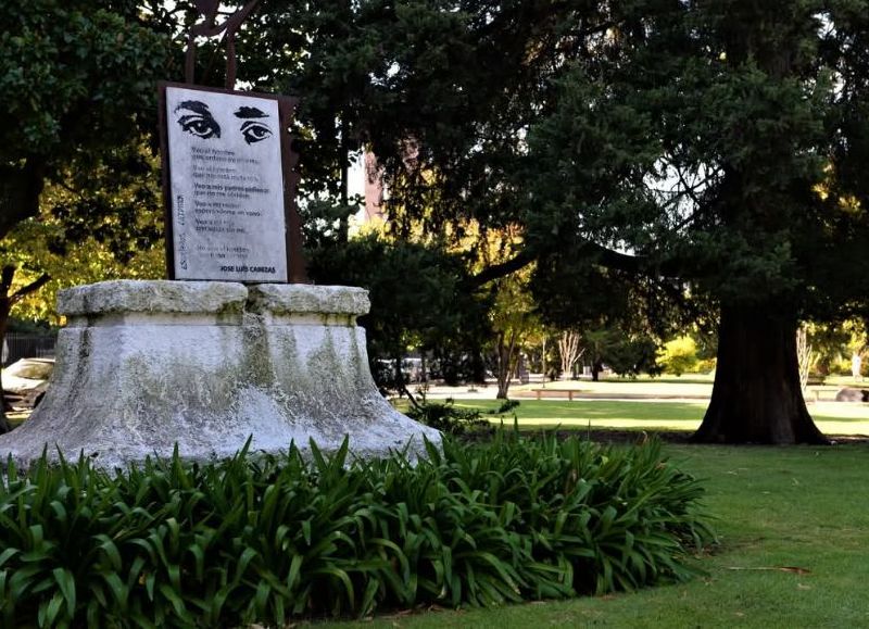 Reemplazan escultura por monumento homenaje a José Luis Cabezas en Plaza San Martín