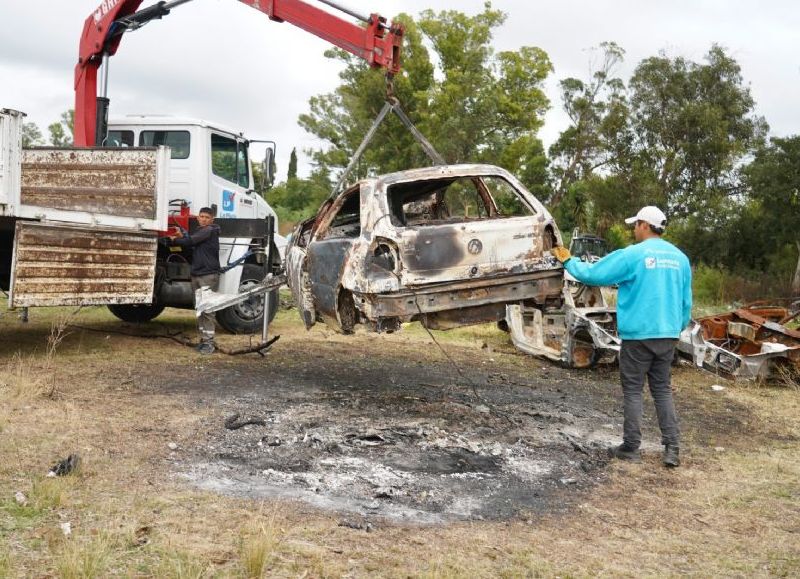 En lo que va del año, el municipio ya removió 170 autos quemados y abandonados en distintos barrios