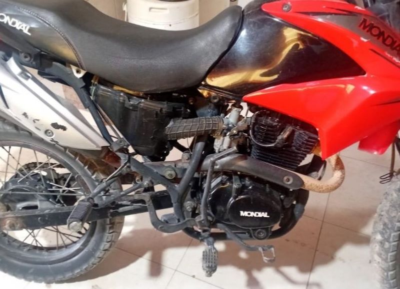 Batalla campal entre vecinos y ataque a policías tras el robo de una moto