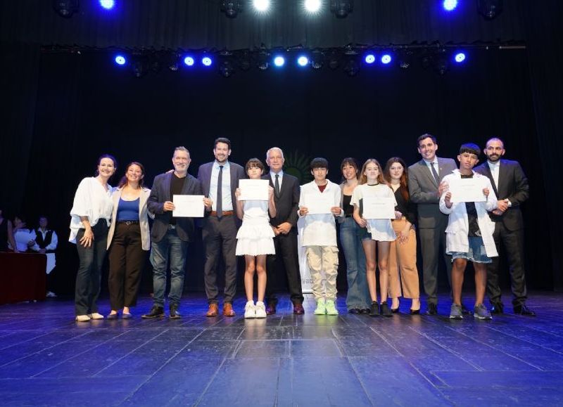 Alak distinguió a los estudiantes con mejores promedios de escuelas primarias de la ciudad