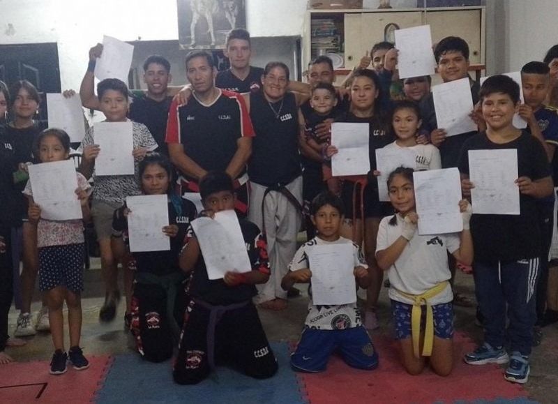 El Centro de Fomento de Los Hornos cerró el año de la Escuela CCSDK de artes marciales