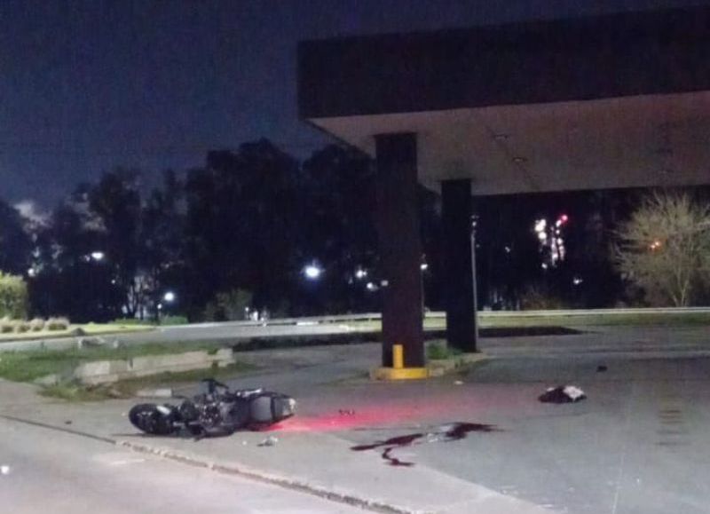 Tragedia en Berisso: un motociclista murió tras perder el control en la rotonda René Favaloro