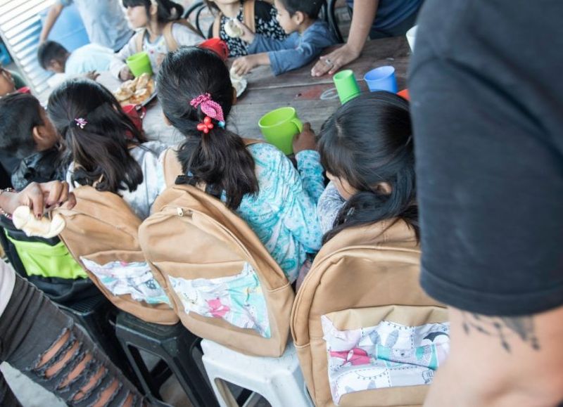 Chicos de un merendero de El Peligro recibieron la donación de 35 mochilas elaboradas en una cárcel de Magdalena