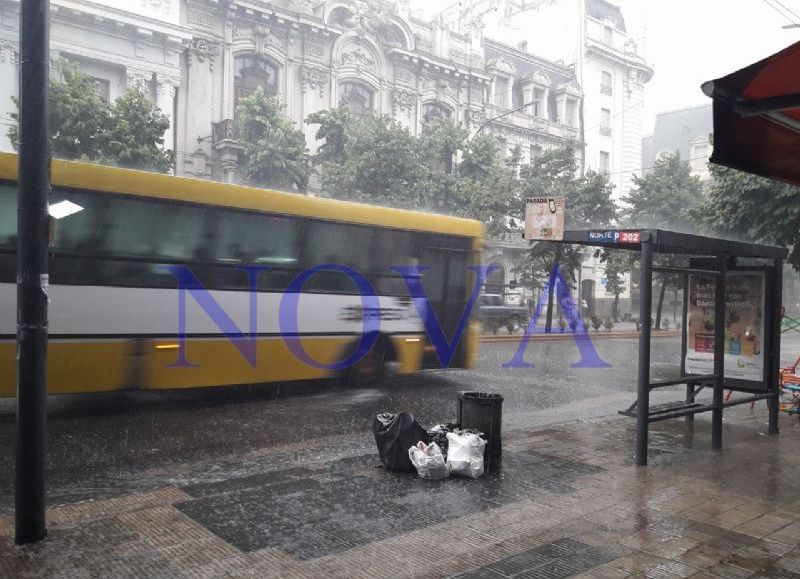 Tras la intensa tormenta ya se registran varias zonas anegadas en La Plata