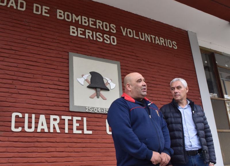 Cagliardi visitó la sede de Bomberos Voluntarios de Berisso
