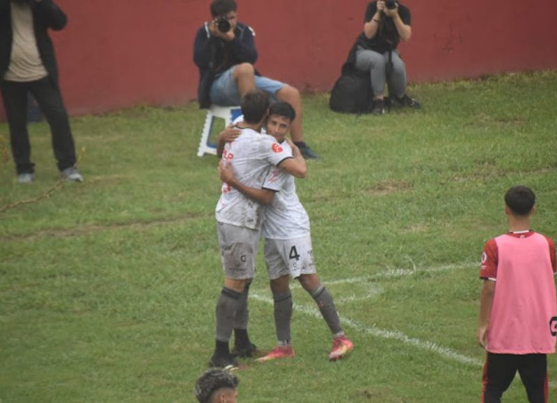Cambaceres goleó a Juventud Unida y festejó su primer triunfo