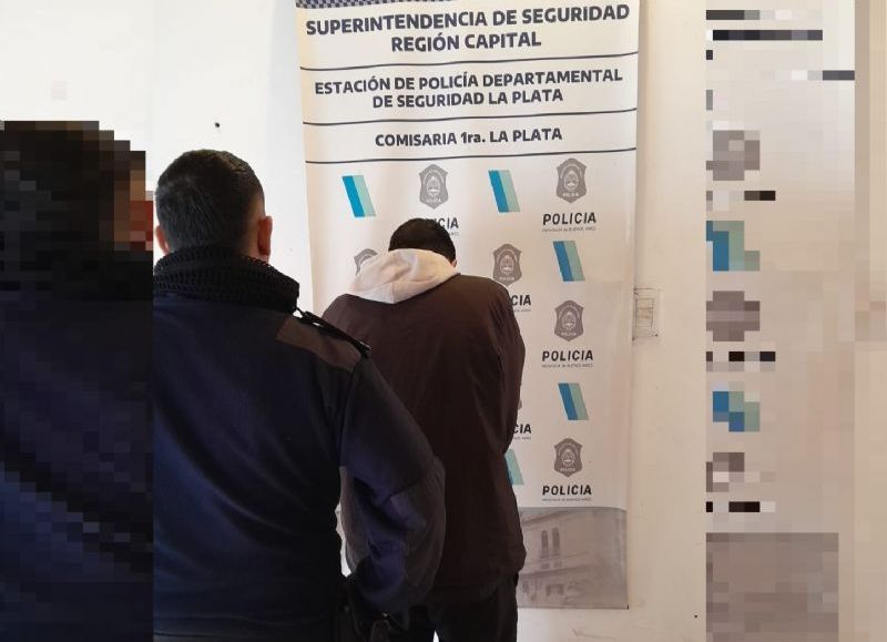 Depravado terminó golpeado y detenido en la parada de micros de 7 y 46