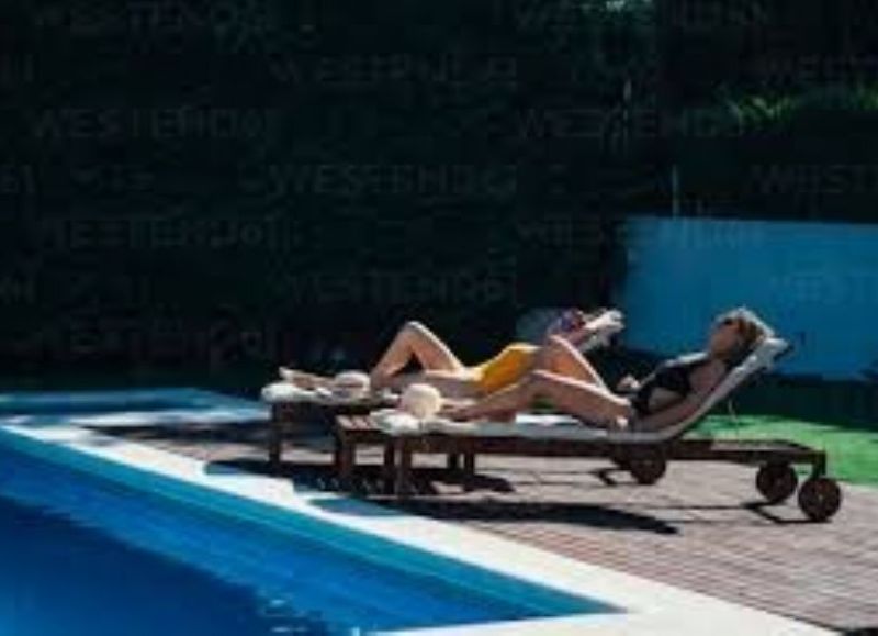 Mientras el pueblo no tiene agua, la defensora se broncea: "El que no llora, no mama… Y el que reclama, se seca"