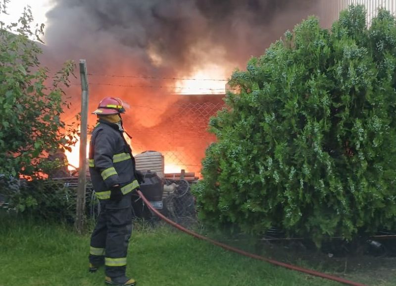 VIDEO | Tensión por un incendio en una fábrica de plásticos en Ringuelet