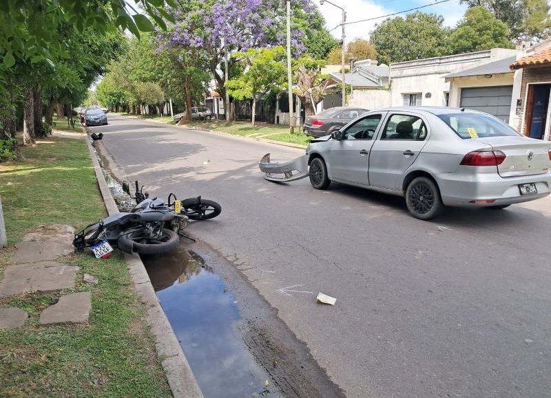 Accidente de tránsito en City Bell: un motociclista resultó lesionado tras chocar con un automóvil