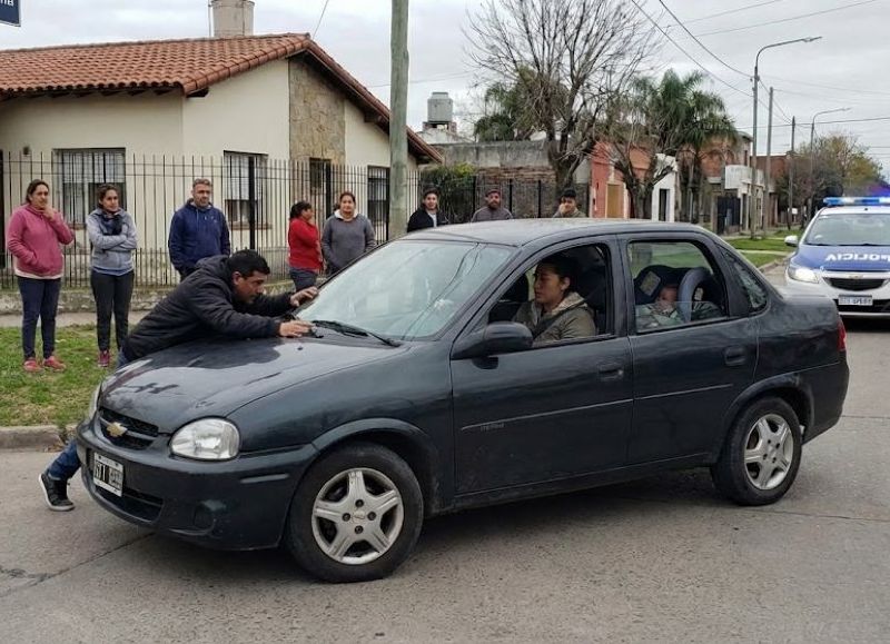 Villa Elvira: pelea de pareja pudo haber terminado en tragedia cuando un hombre se colgó al capot del auto