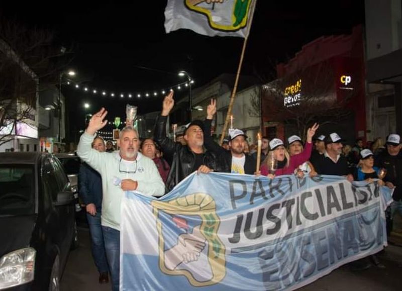 Marcha de antorchas por las calles de la ciudad para homenajear a Evita